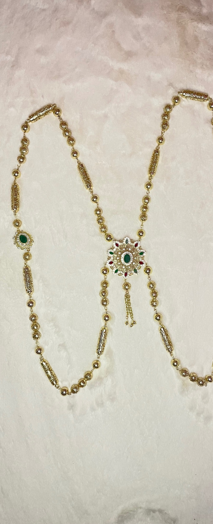 Bijoux de dos doré avec pendentif, floral et pierre verte