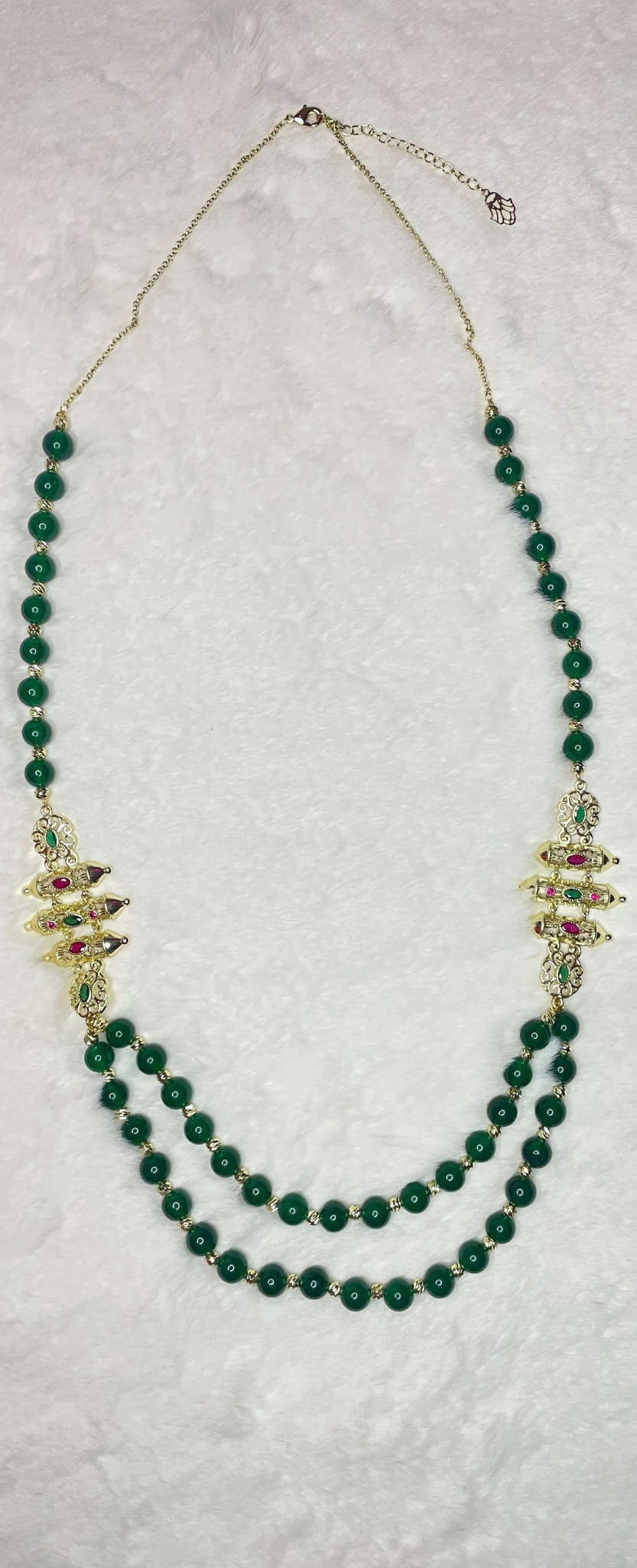 Collier perlé vert avec ornement doré et pierres colorées