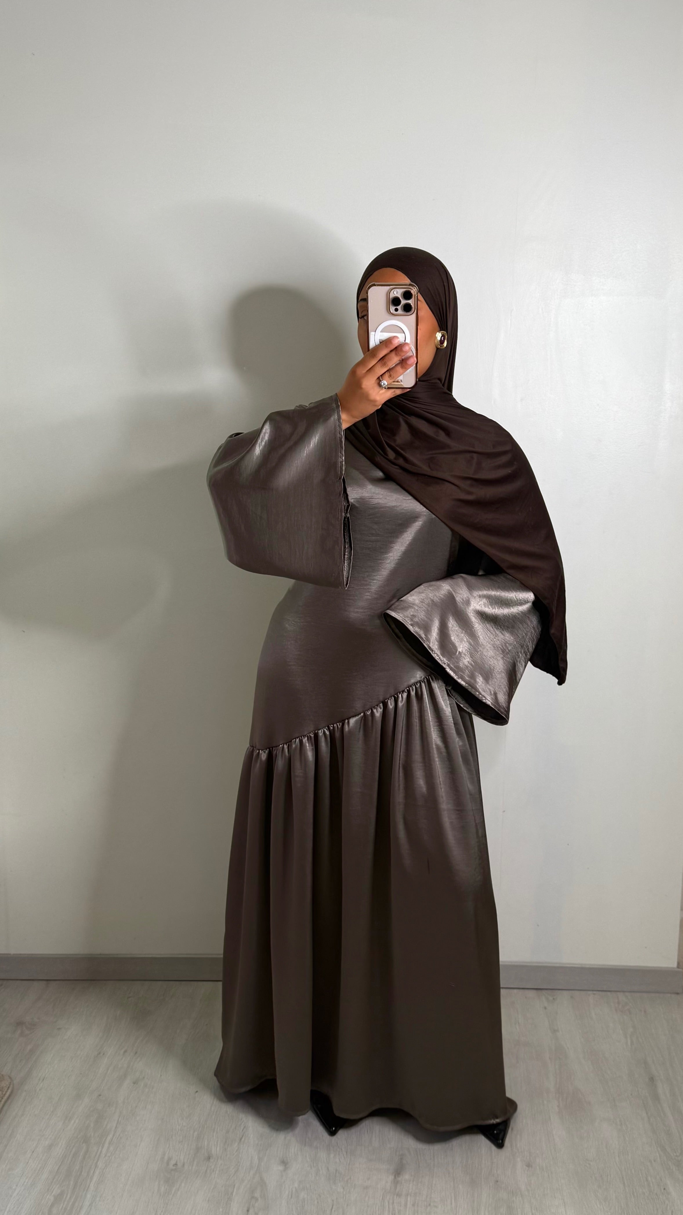 Robe longue satinée avec ceinture ajustable - Taupe