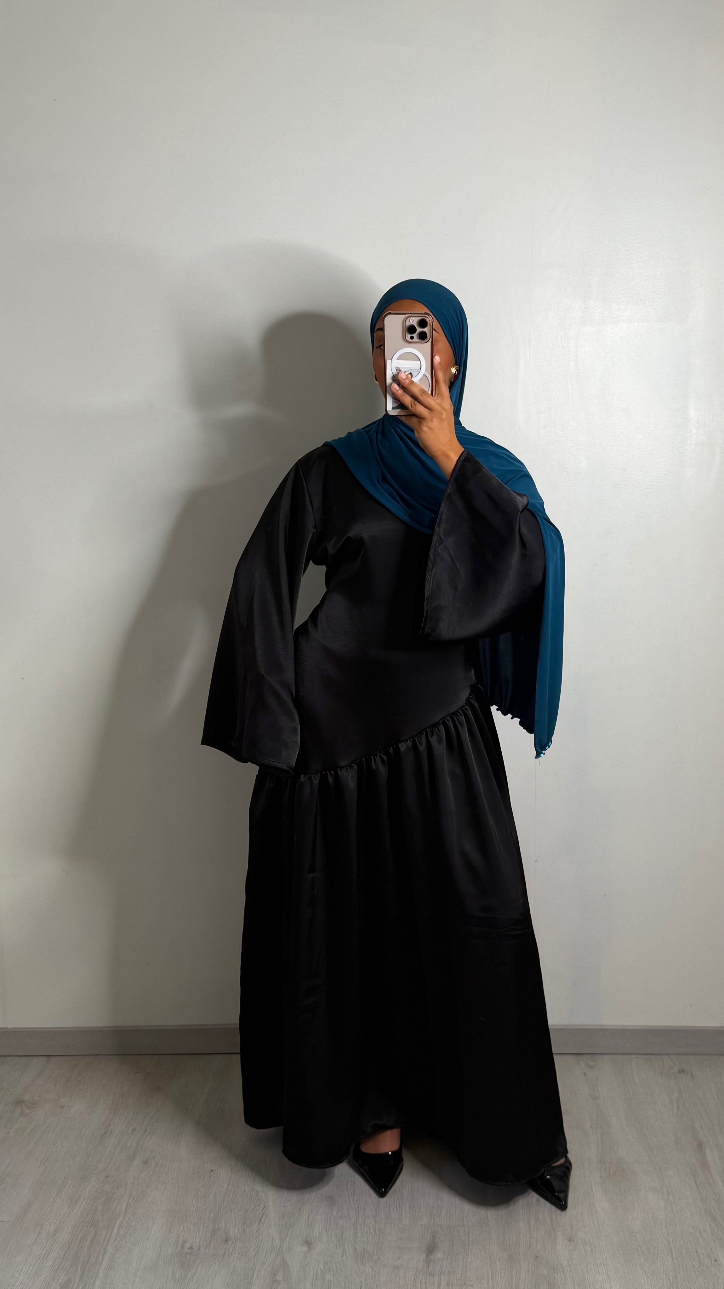 Robe longue satinée avec ceinture ajustable - Noir