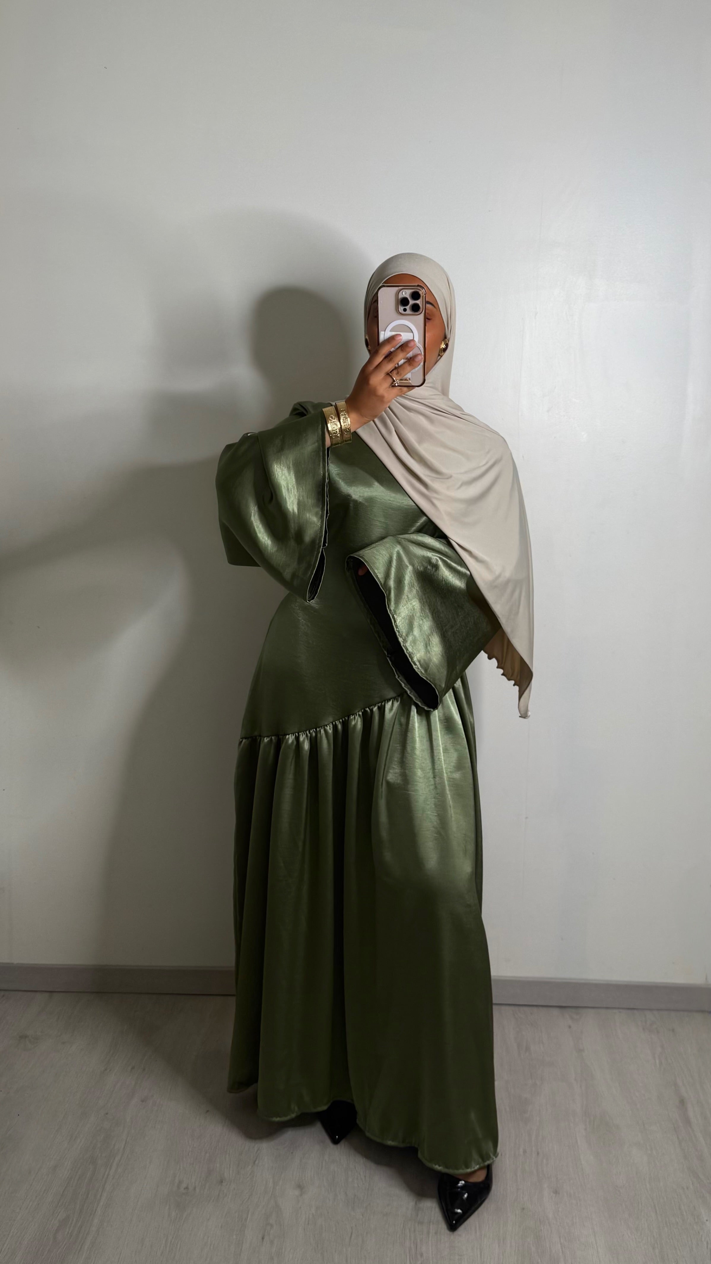 Robe longue satinée avec ceinture ajustable - Kaki