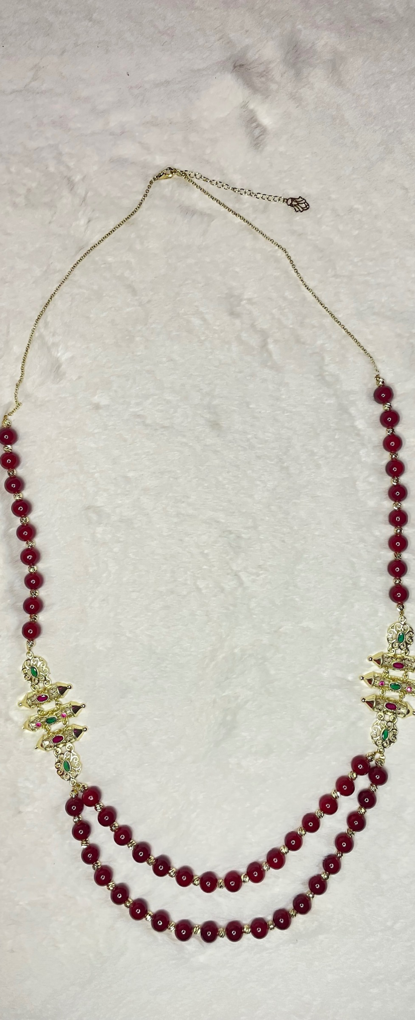 Collier perles rouge avec ornement, doré et pierre colorées